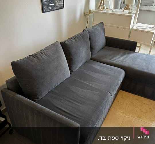 ספה אפורה בחדר עם רהיטים נוספים